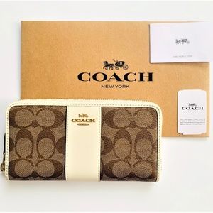 ✨NWT Coach Signature Accordion Zip Around Wallet